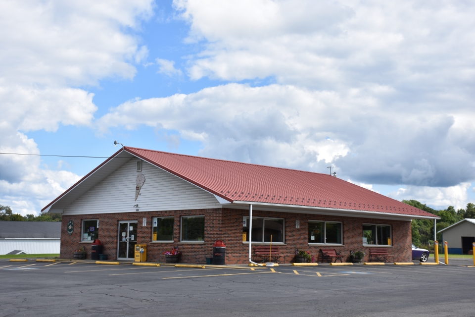 Outside view of R&M Restaurant